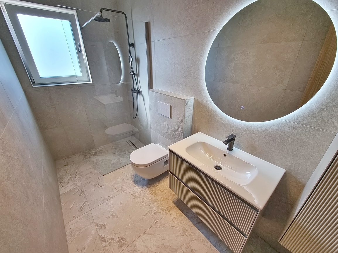 Zona di Malinska, casa bifamiliare con piscina in posizione tranquilla!