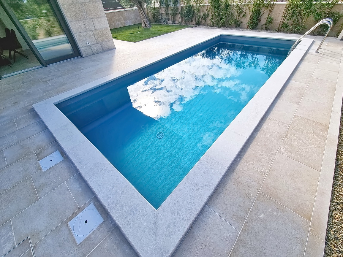 Zona di Malinska, casa bifamiliare con piscina in posizione tranquilla!