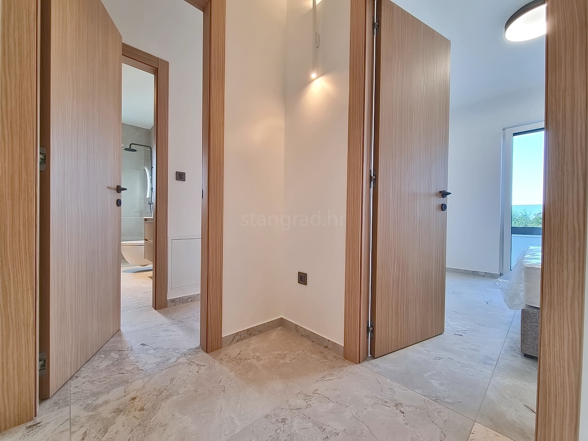 Zona di Malinska, casa bifamiliare con piscina in posizione tranquilla!