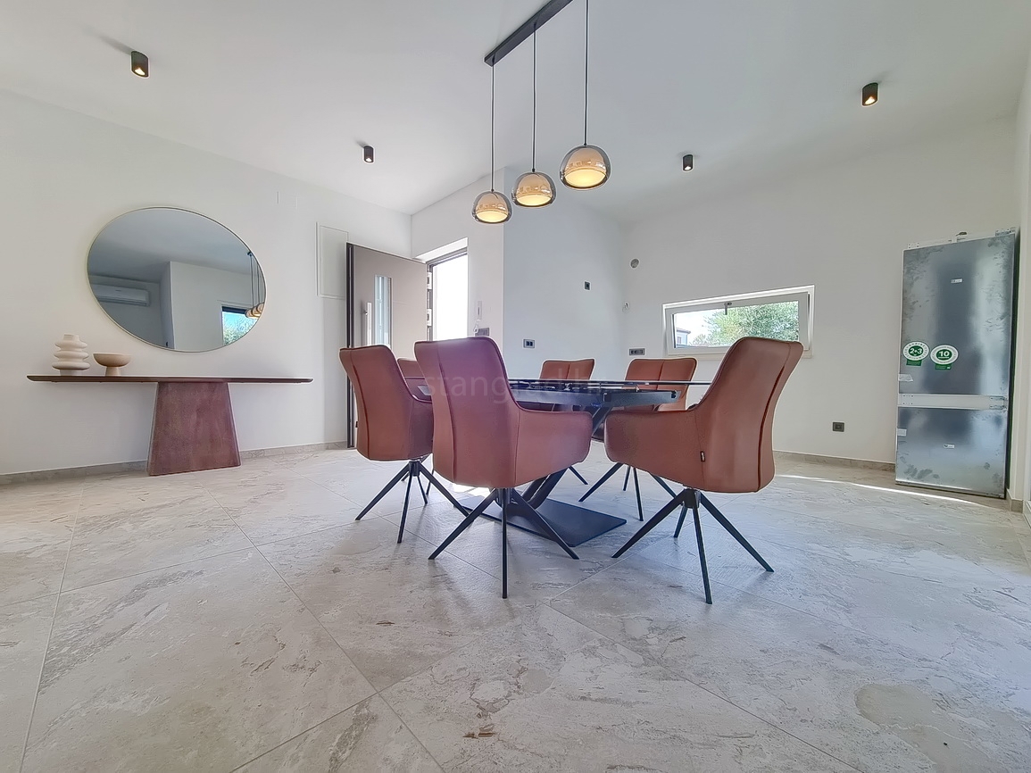 Zona di Malinska, casa bifamiliare con piscina in posizione tranquilla!