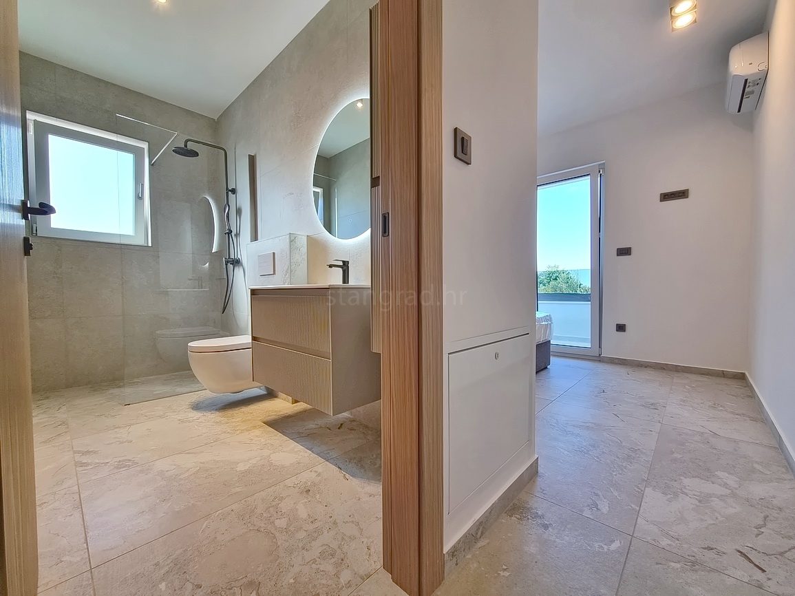 Zona di Malinska, casa bifamiliare con piscina in posizione tranquilla!