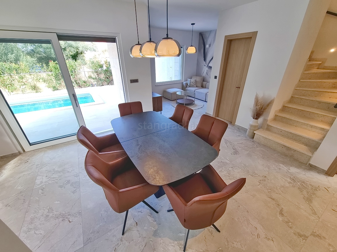 Zona di Malinska, casa bifamiliare con piscina in posizione tranquilla!