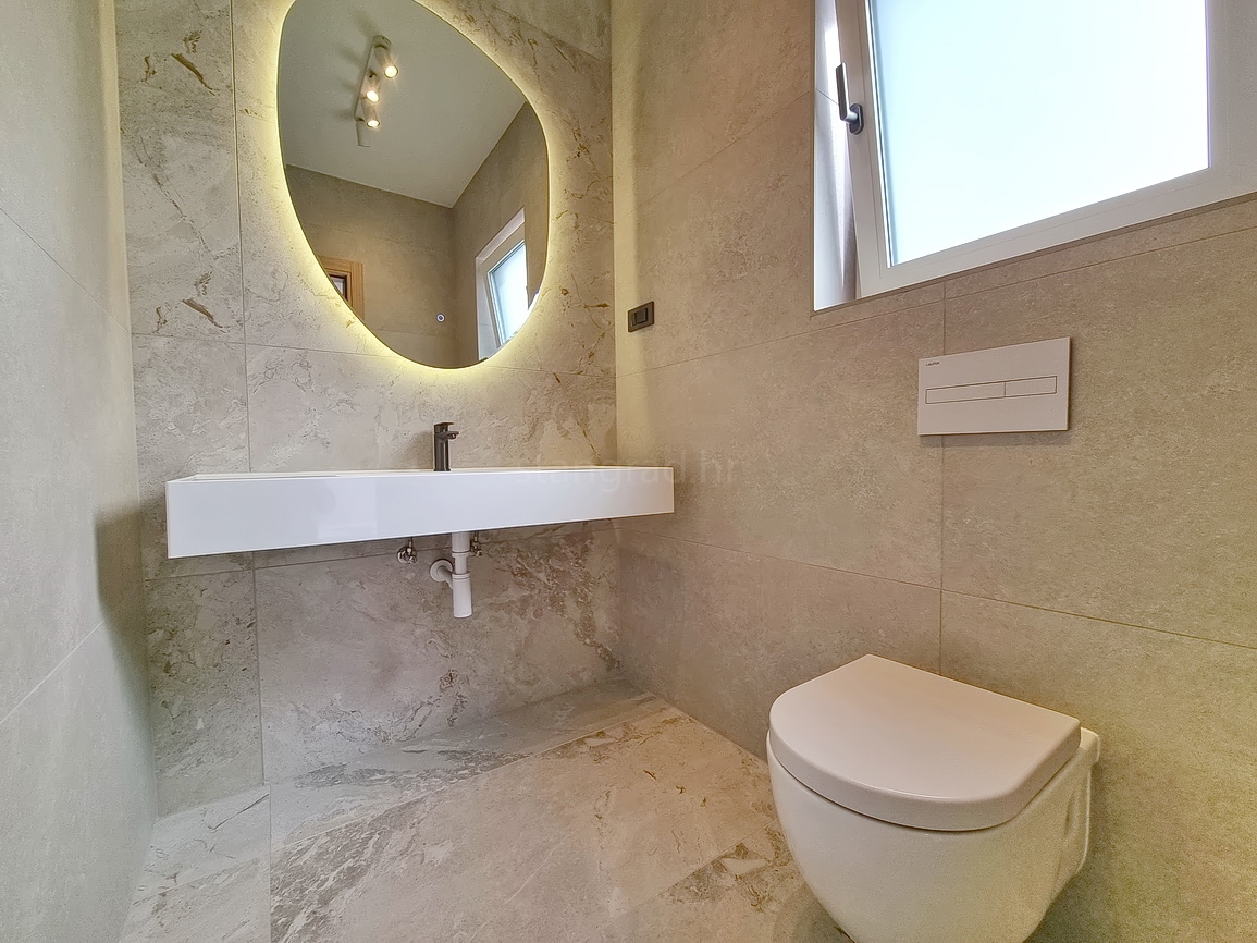 Zona di Malinska, casa bifamiliare con piscina in posizione tranquilla!