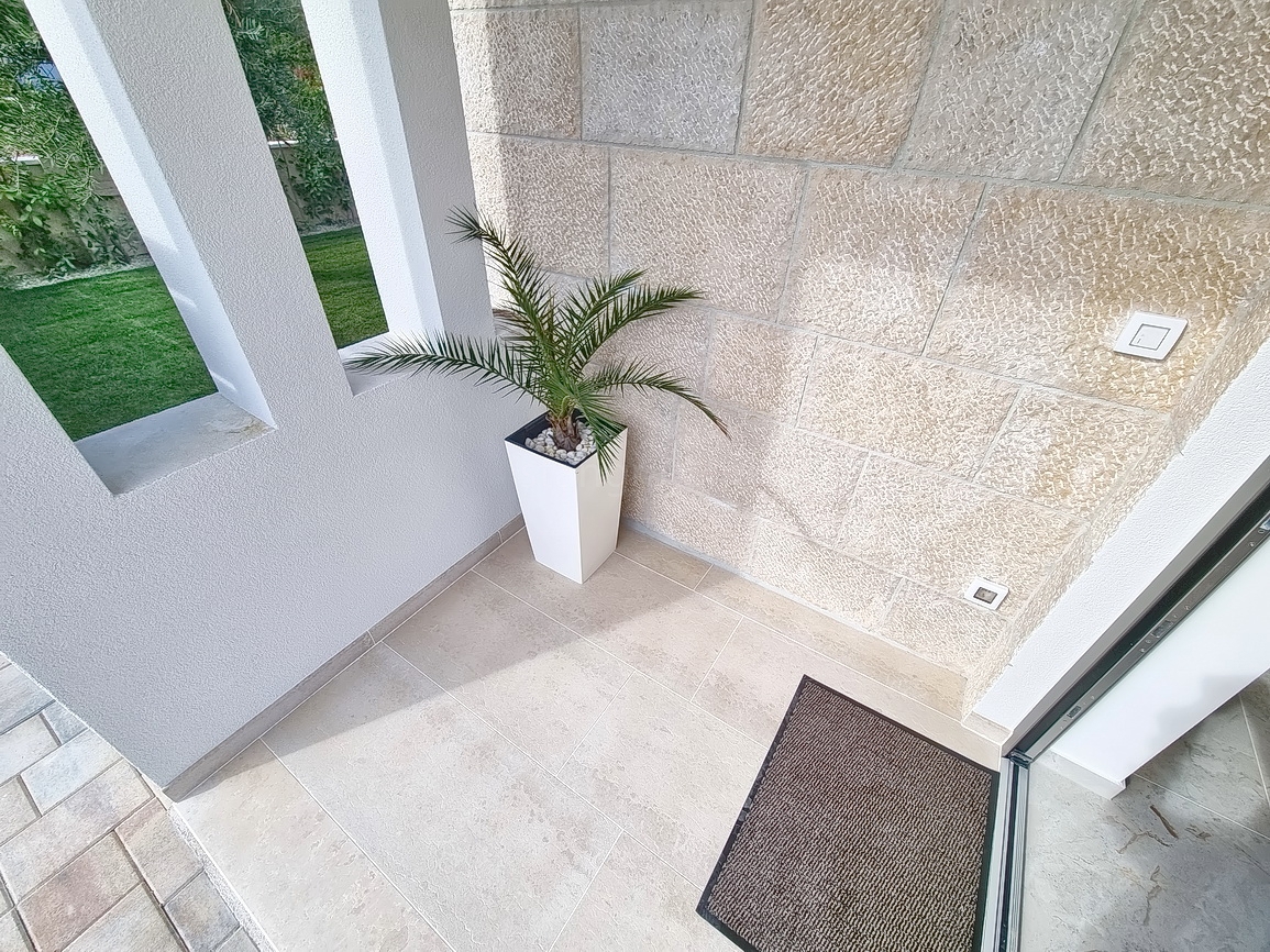 Zona di Malinska, casa bifamiliare con piscina in posizione tranquilla!