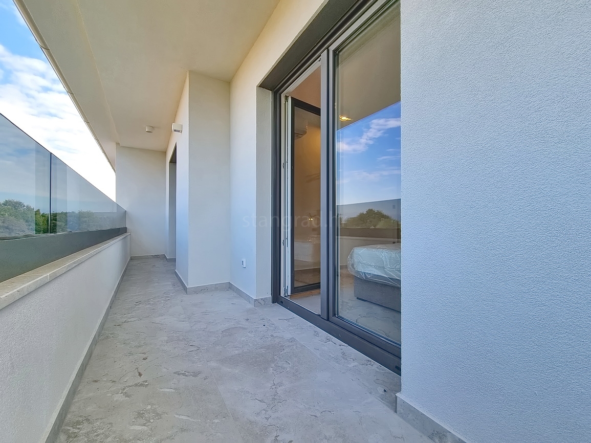 Zona di Malinska, casa bifamiliare con piscina in posizione tranquilla!