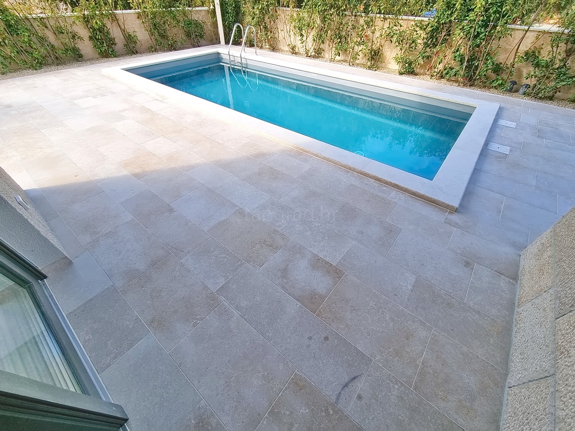 Zona di Malinska, casa bifamiliare con piscina in posizione tranquilla!