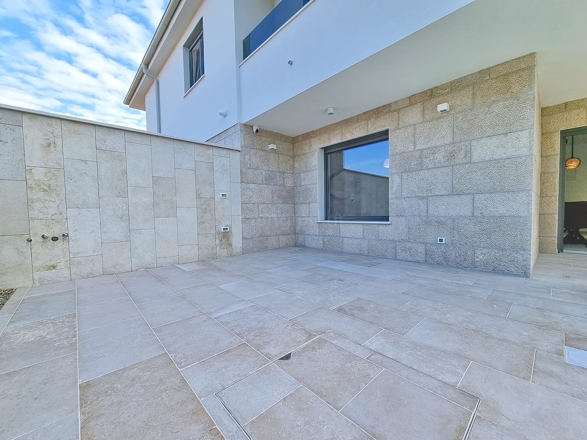 Zona di Malinska, casa bifamiliare con piscina in posizione tranquilla!