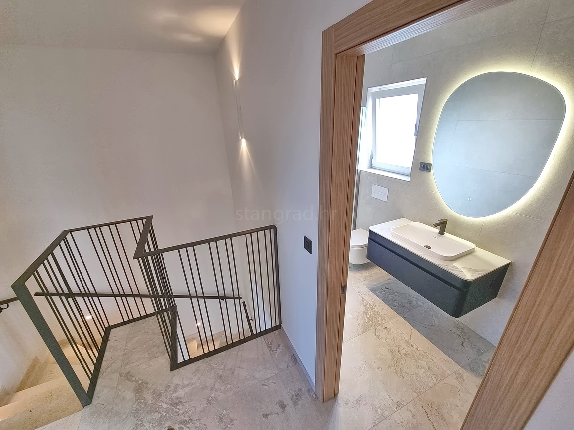 Zona di Malinska, casa bifamiliare con piscina in posizione tranquilla!