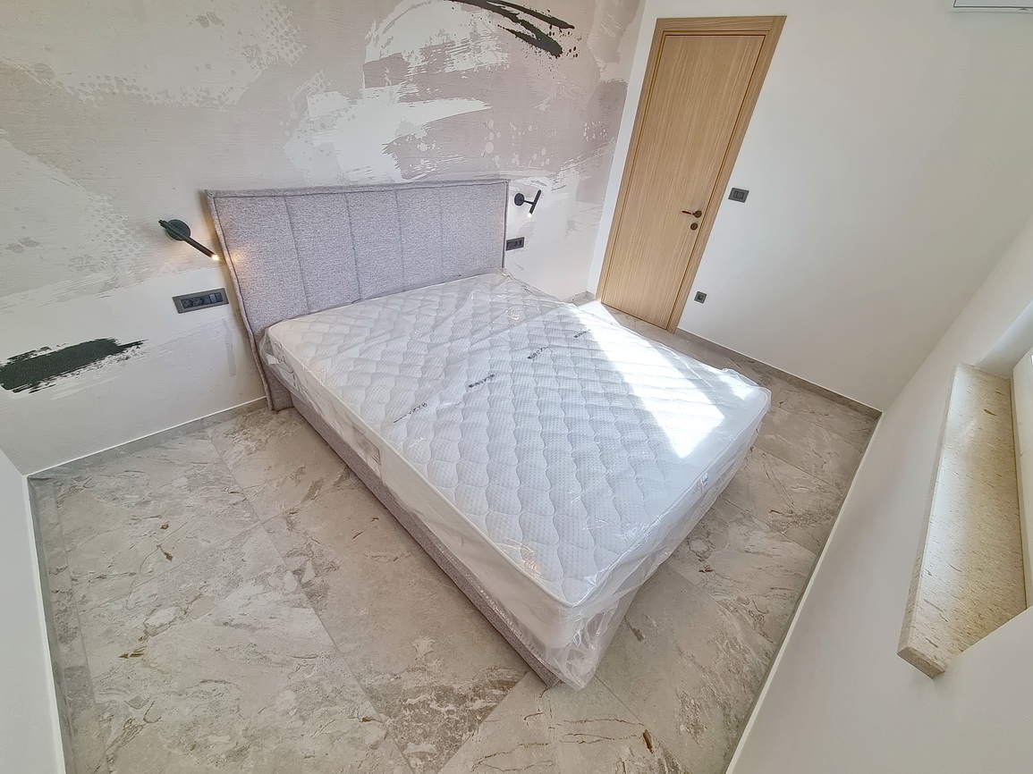 Zona di Malinska, casa bifamiliare con piscina in posizione tranquilla!