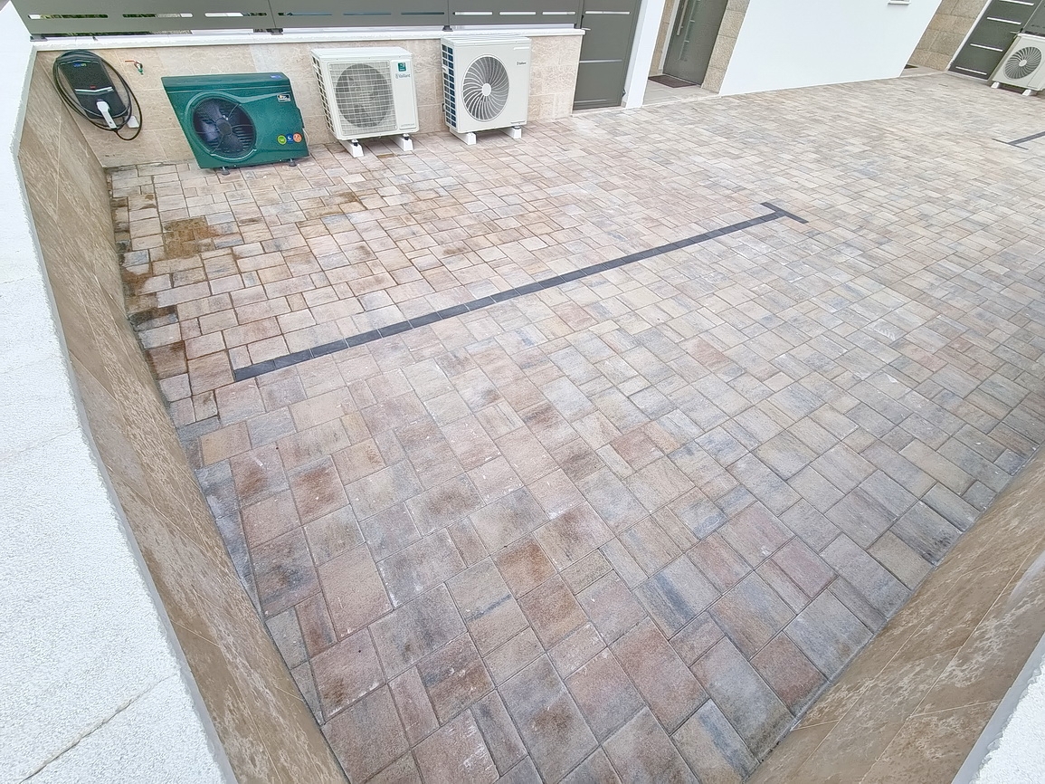 Zona di Malinska, casa bifamiliare con piscina in posizione tranquilla!