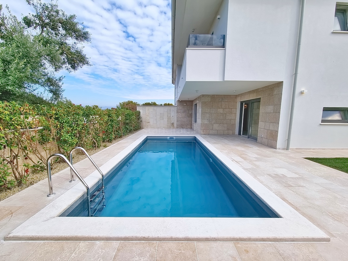 Zona di Malinska, casa bifamiliare con piscina in posizione tranquilla!