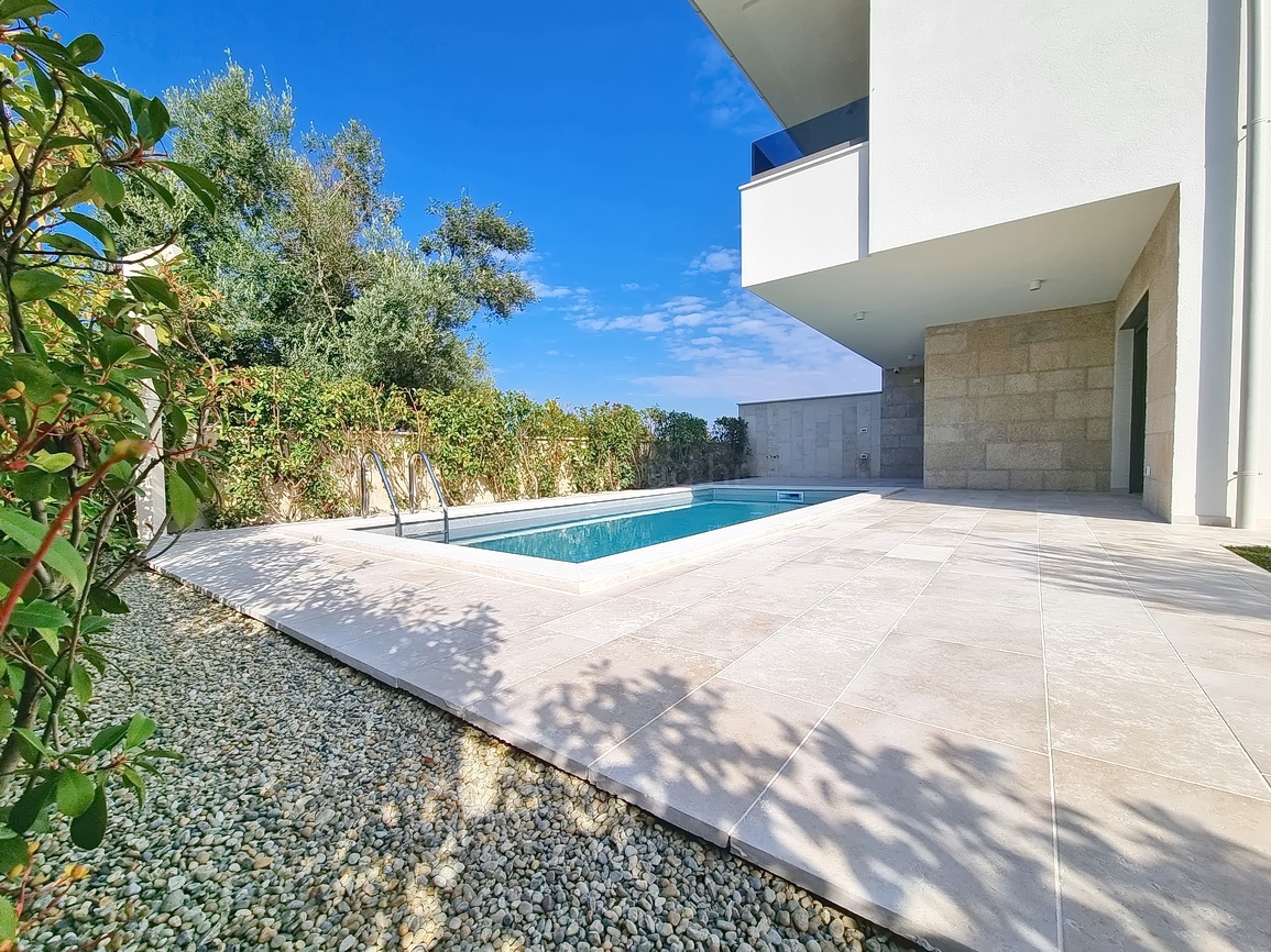 Zona di Malinska, casa bifamiliare con piscina in posizione tranquilla!