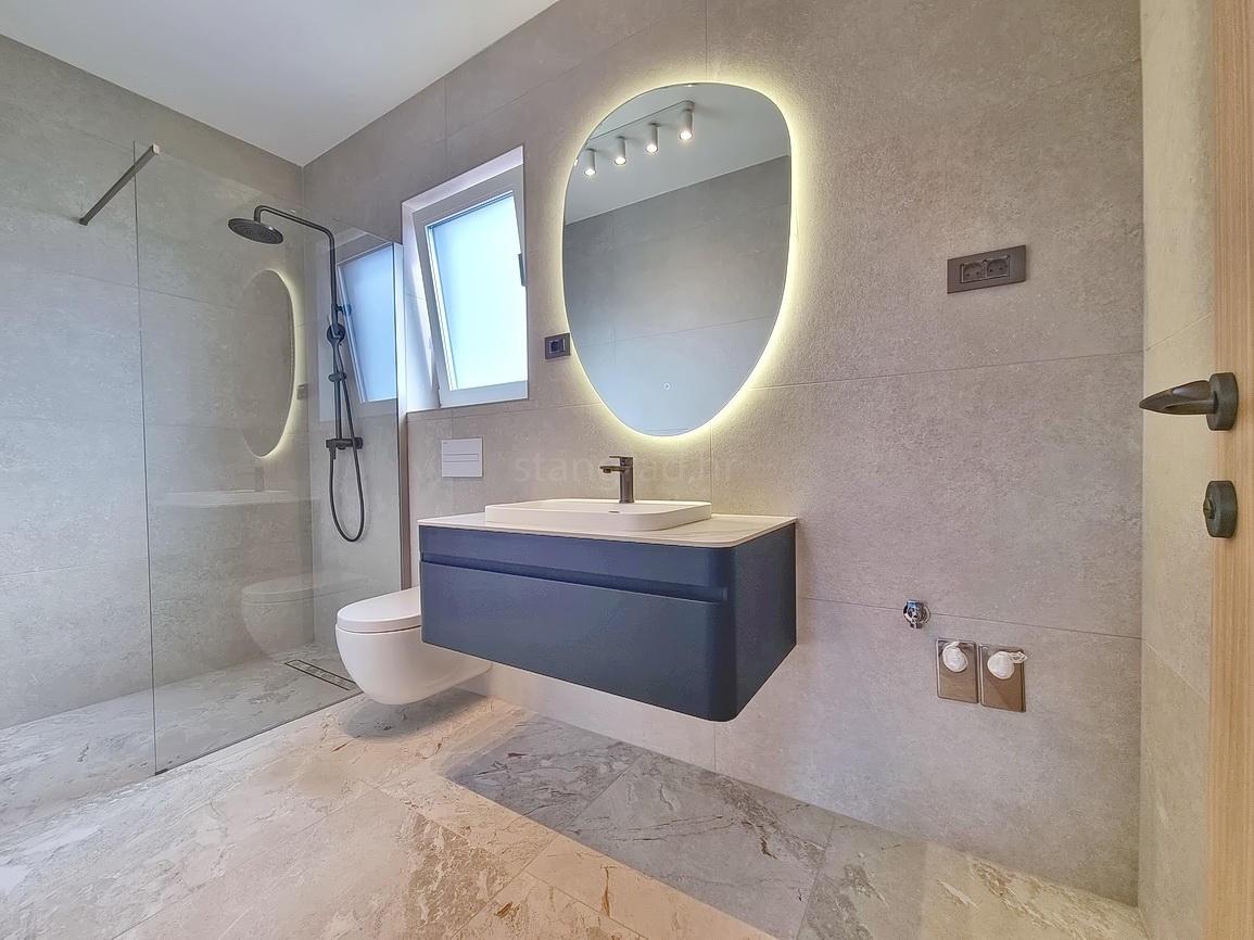 Zona di Malinska, casa bifamiliare con piscina in posizione tranquilla!