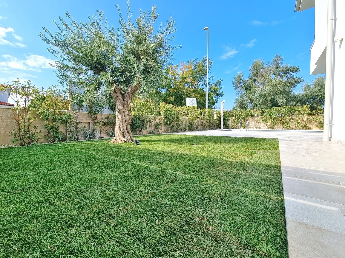 Zona di Malinska, casa bifamiliare con piscina in posizione tranquilla!
