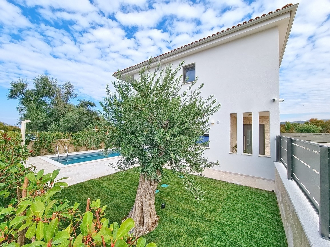 Zona di Malinska, casa bifamiliare con piscina in posizione tranquilla!