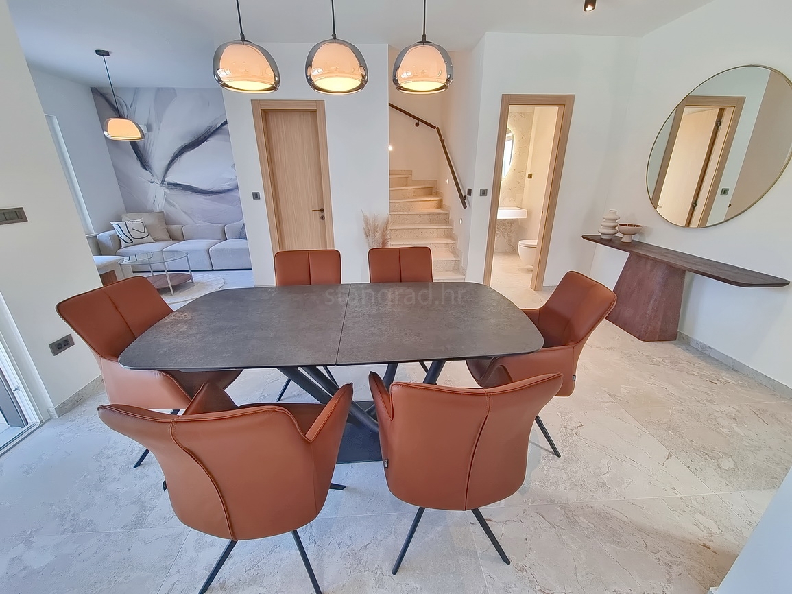 Zona di Malinska, casa bifamiliare con piscina in posizione tranquilla!