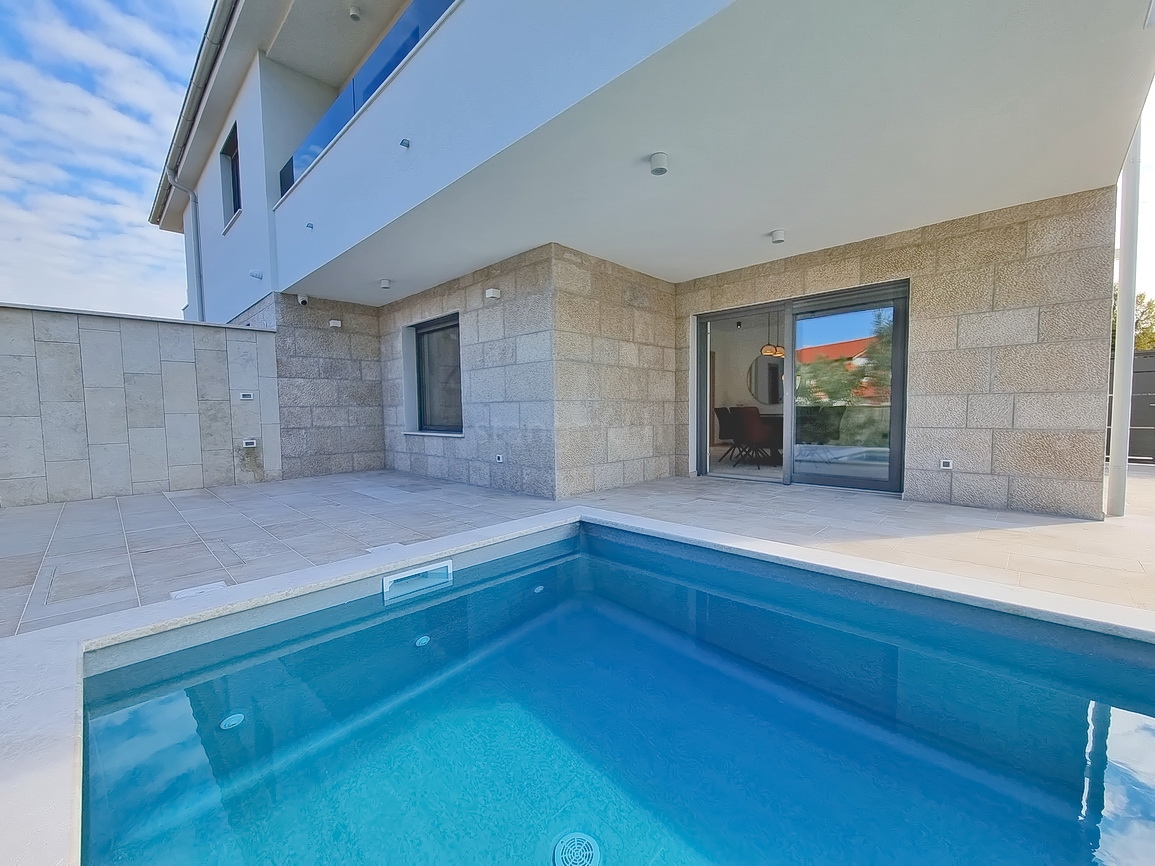 Zona di Malinska, casa bifamiliare con piscina in posizione tranquilla!