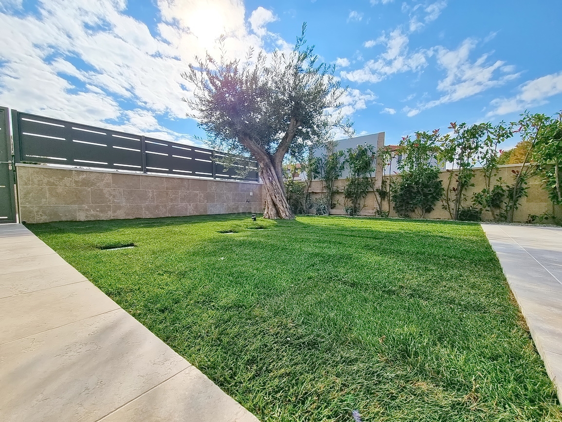 Zona di Malinska, casa bifamiliare con piscina in posizione tranquilla!
