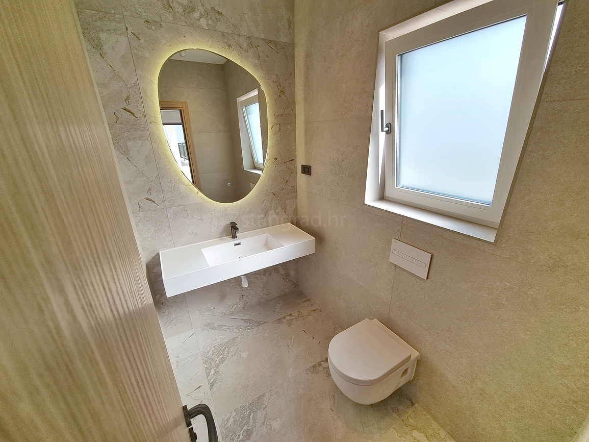 Zona di Malinska, casa bifamiliare con piscina in posizione tranquilla!