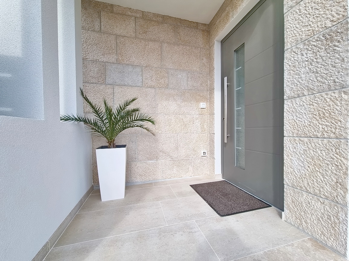 Zona di Malinska, casa bifamiliare con piscina in posizione tranquilla!