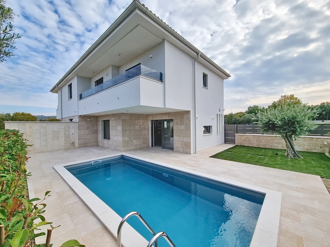 Zona di Malinska, casa bifamiliare con piscina in posizione tranquilla!