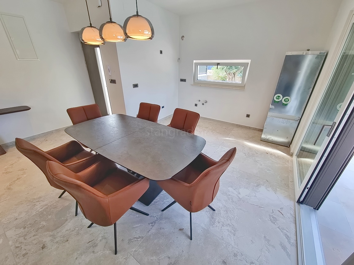 Zona di Malinska, casa bifamiliare con piscina in posizione tranquilla!