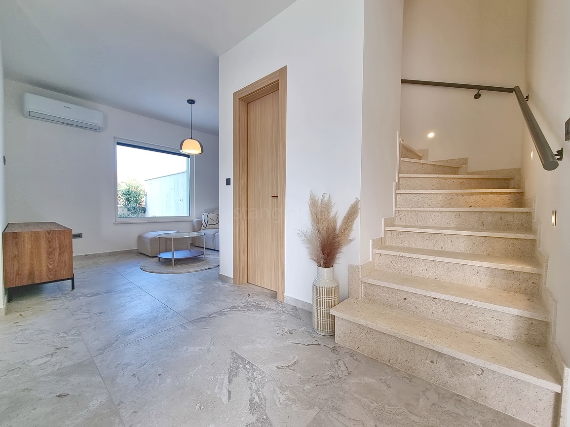 Zona di Malinska, casa bifamiliare con piscina in posizione tranquilla!