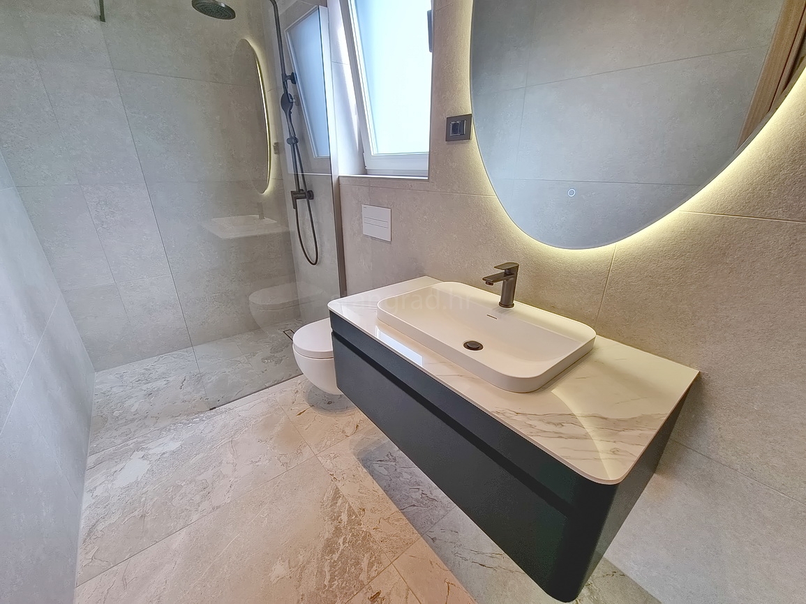 Zona di Malinska, casa bifamiliare con piscina in posizione tranquilla!