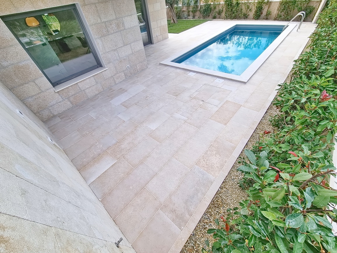 Zona di Malinska, casa bifamiliare con piscina in posizione tranquilla!