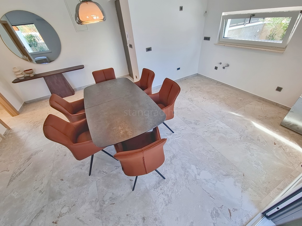 Zona di Malinska, casa bifamiliare con piscina in posizione tranquilla!