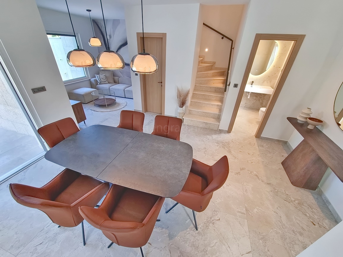 Zona di Malinska, casa bifamiliare con piscina in posizione tranquilla!