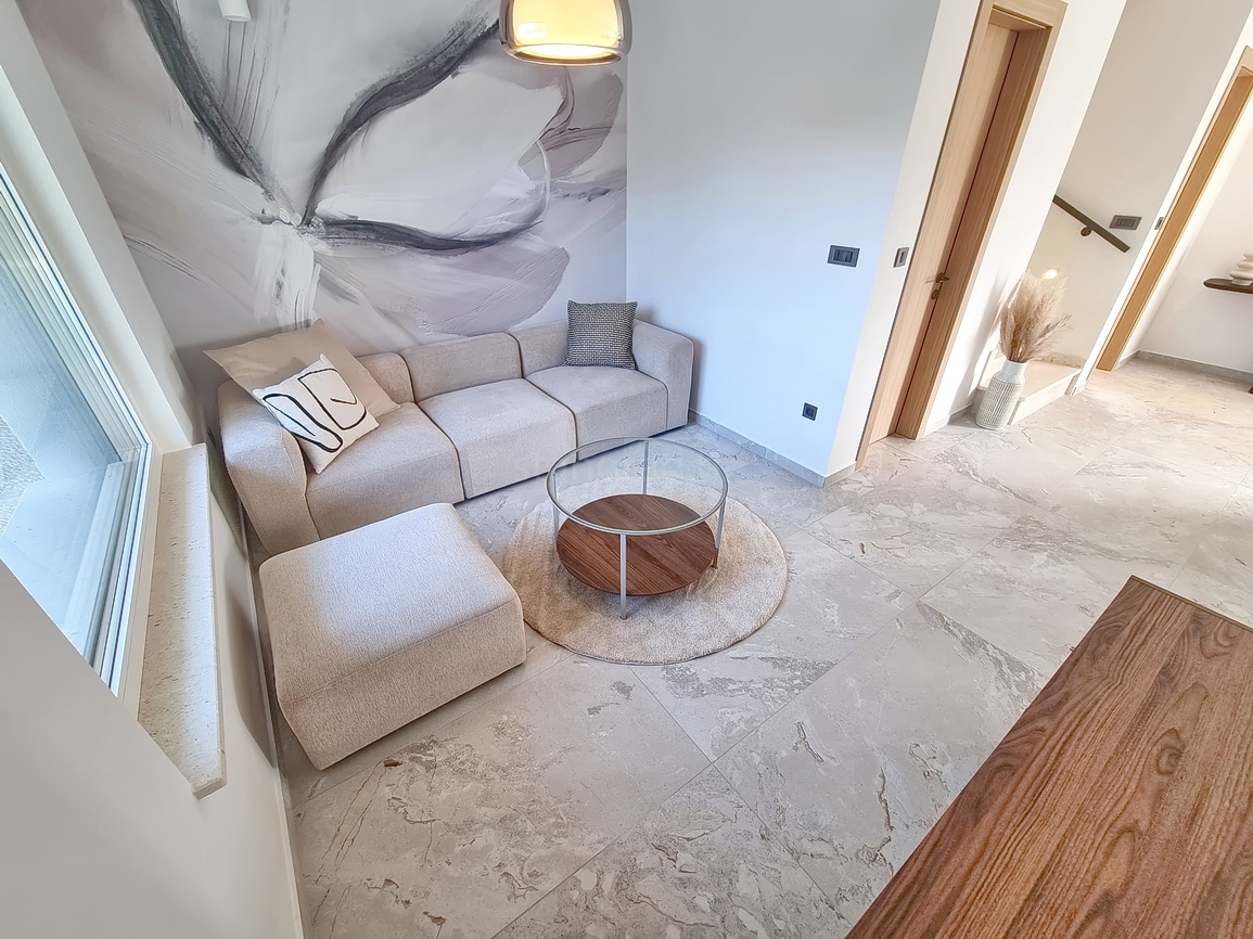 Zona di Malinska, casa bifamiliare con piscina in posizione tranquilla!