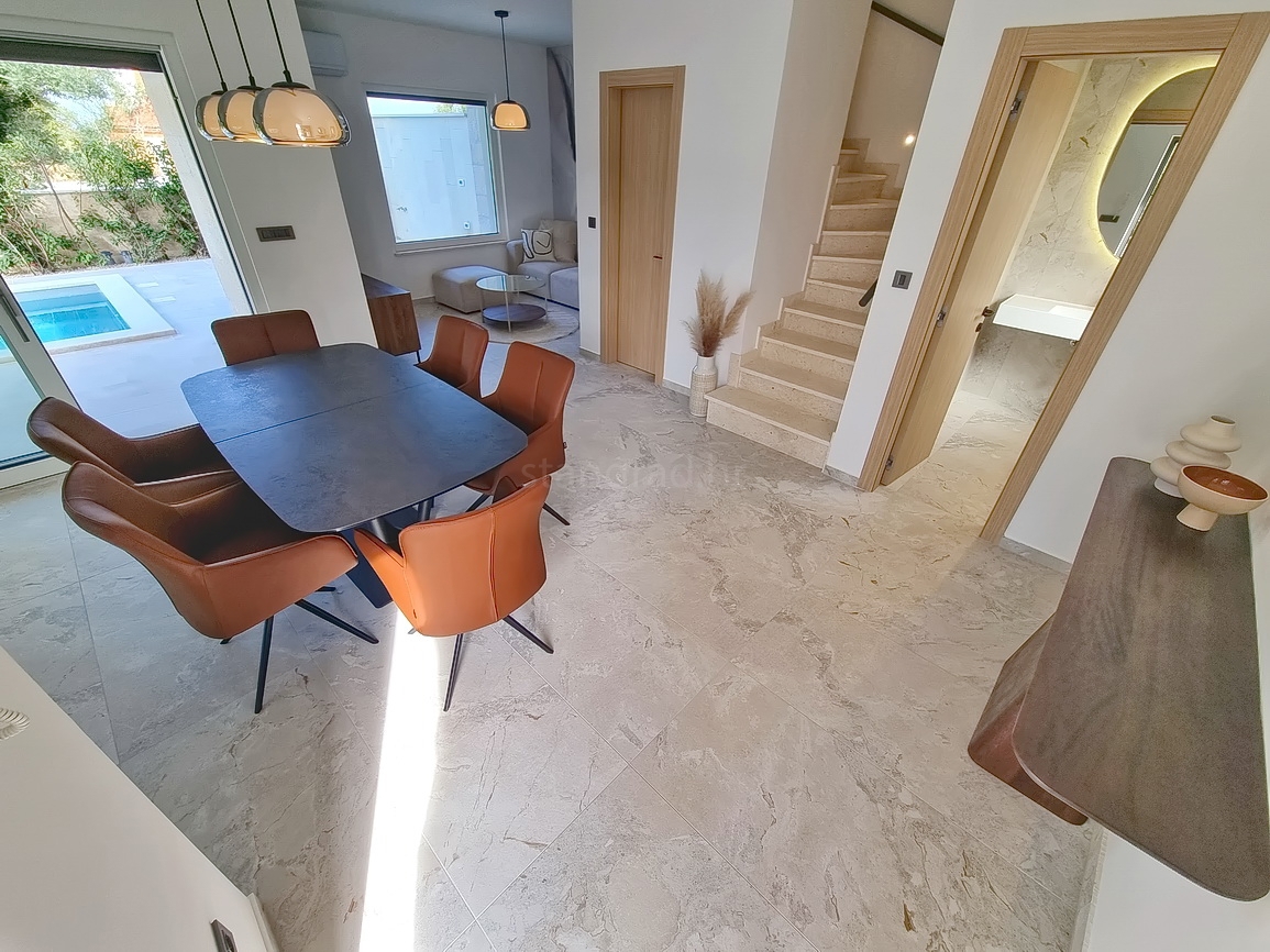 Zona di Malinska, casa bifamiliare con piscina in posizione tranquilla!