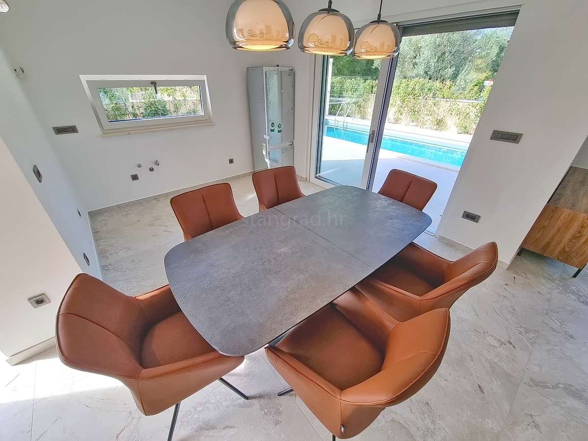 Zona di Malinska, casa bifamiliare con piscina in posizione tranquilla!