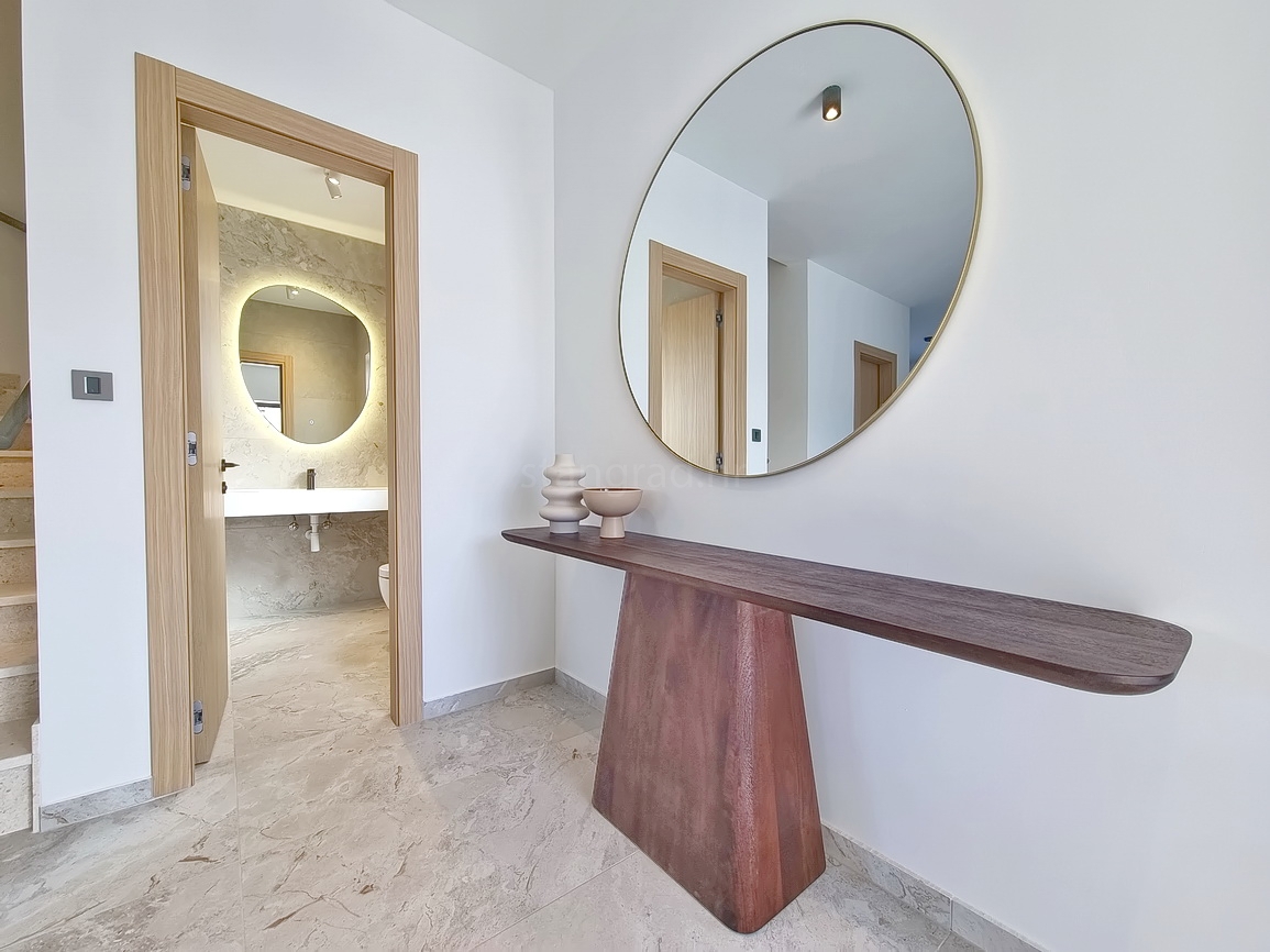 Zona di Malinska, casa bifamiliare con piscina in posizione tranquilla!