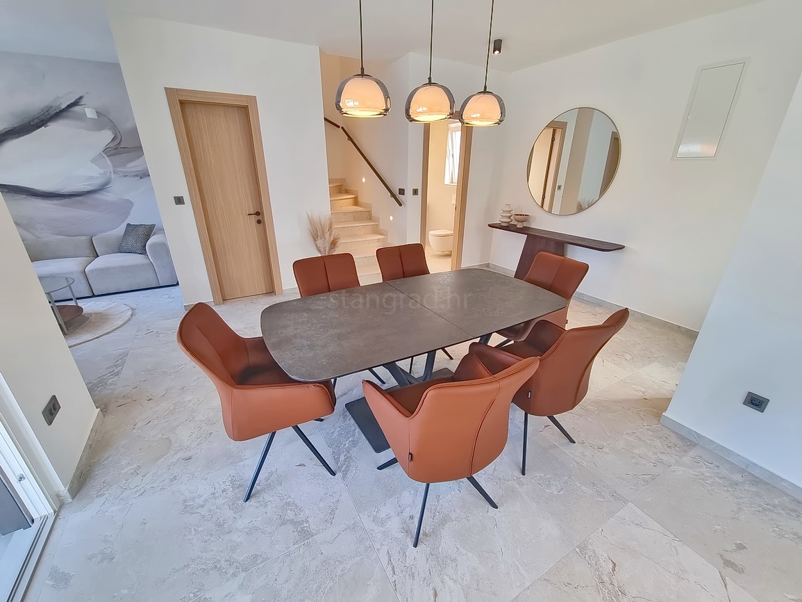 Zona di Malinska, casa bifamiliare con piscina in posizione tranquilla!