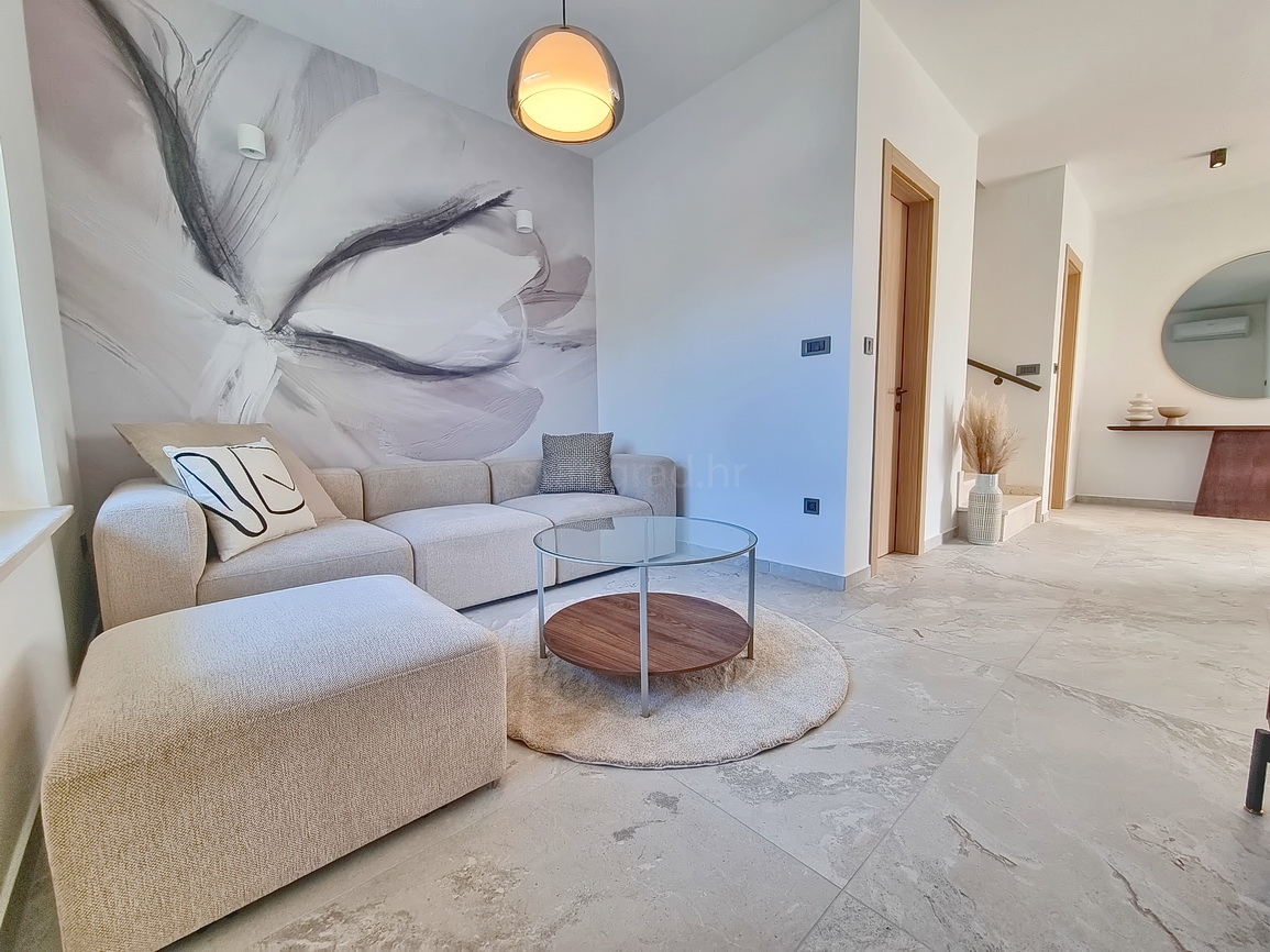 Zona di Malinska, casa bifamiliare con piscina in posizione tranquilla!