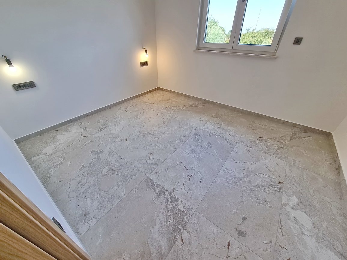 Zona Malinska, casa bifamiliare di nuova costruzione con piscina e giardino!