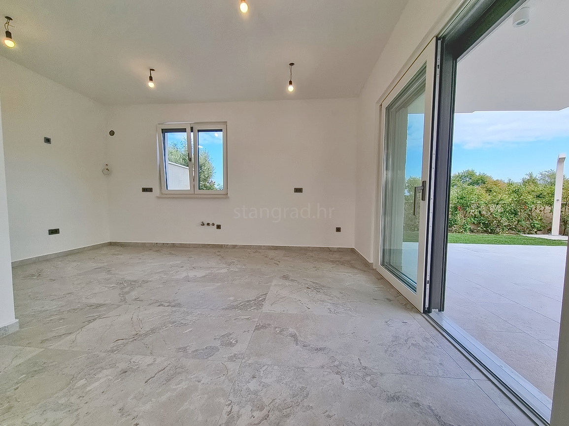 Zona Malinska, casa bifamiliare di nuova costruzione con piscina e giardino!