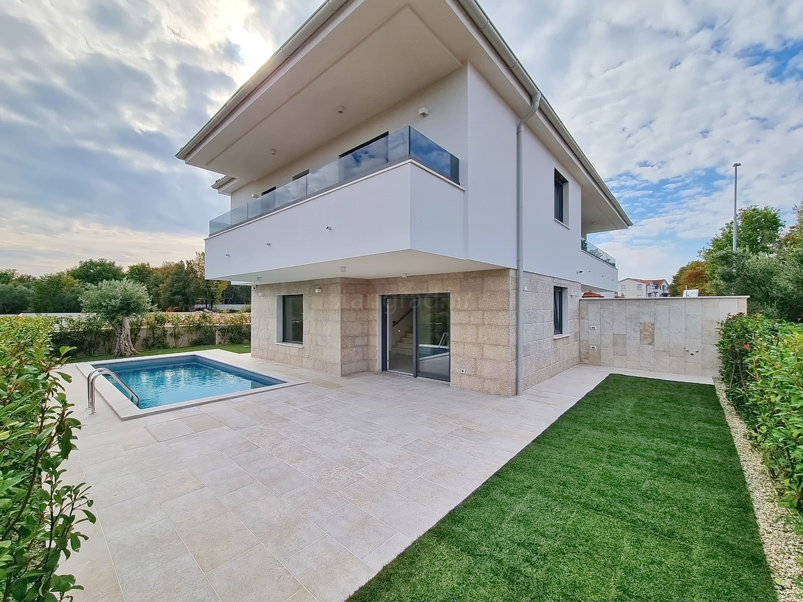 Zona Malinska, casa bifamiliare di nuova costruzione con piscina e giardino!