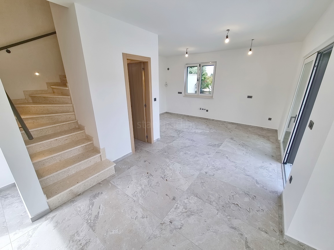 Zona Malinska, casa bifamiliare di nuova costruzione con piscina e giardino!