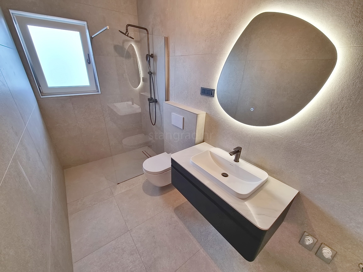 Zona Malinska, casa bifamiliare di nuova costruzione con piscina e giardino!