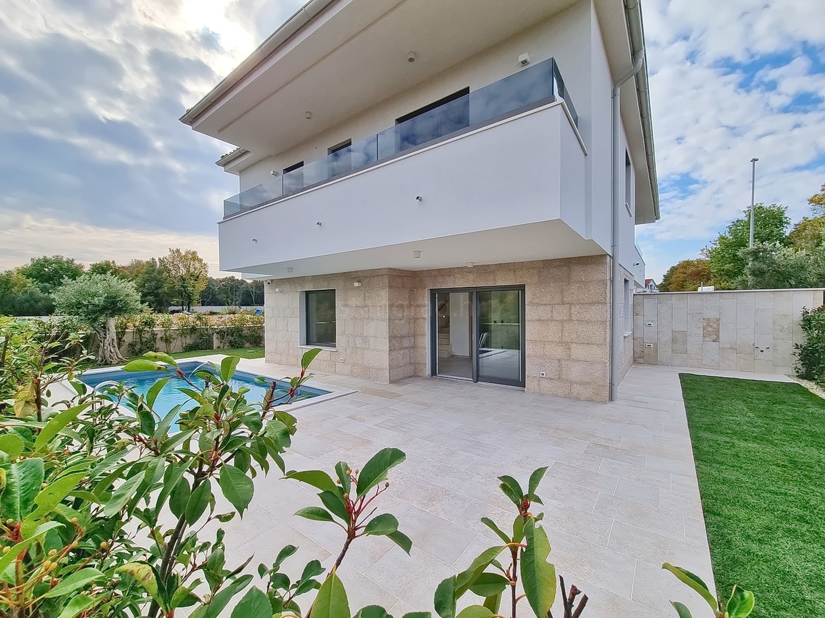 Zona Malinska, casa bifamiliare di nuova costruzione con piscina e giardino!