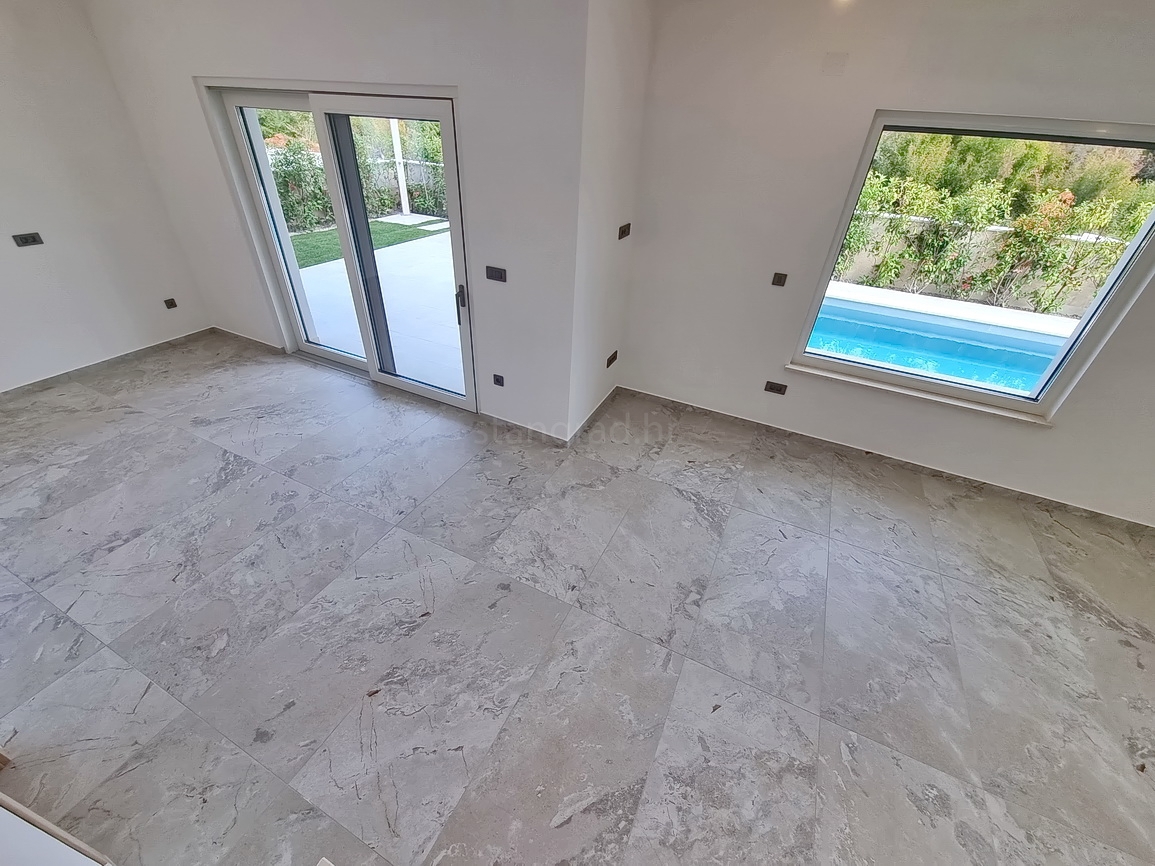 Zona Malinska, casa bifamiliare di nuova costruzione con piscina e giardino!