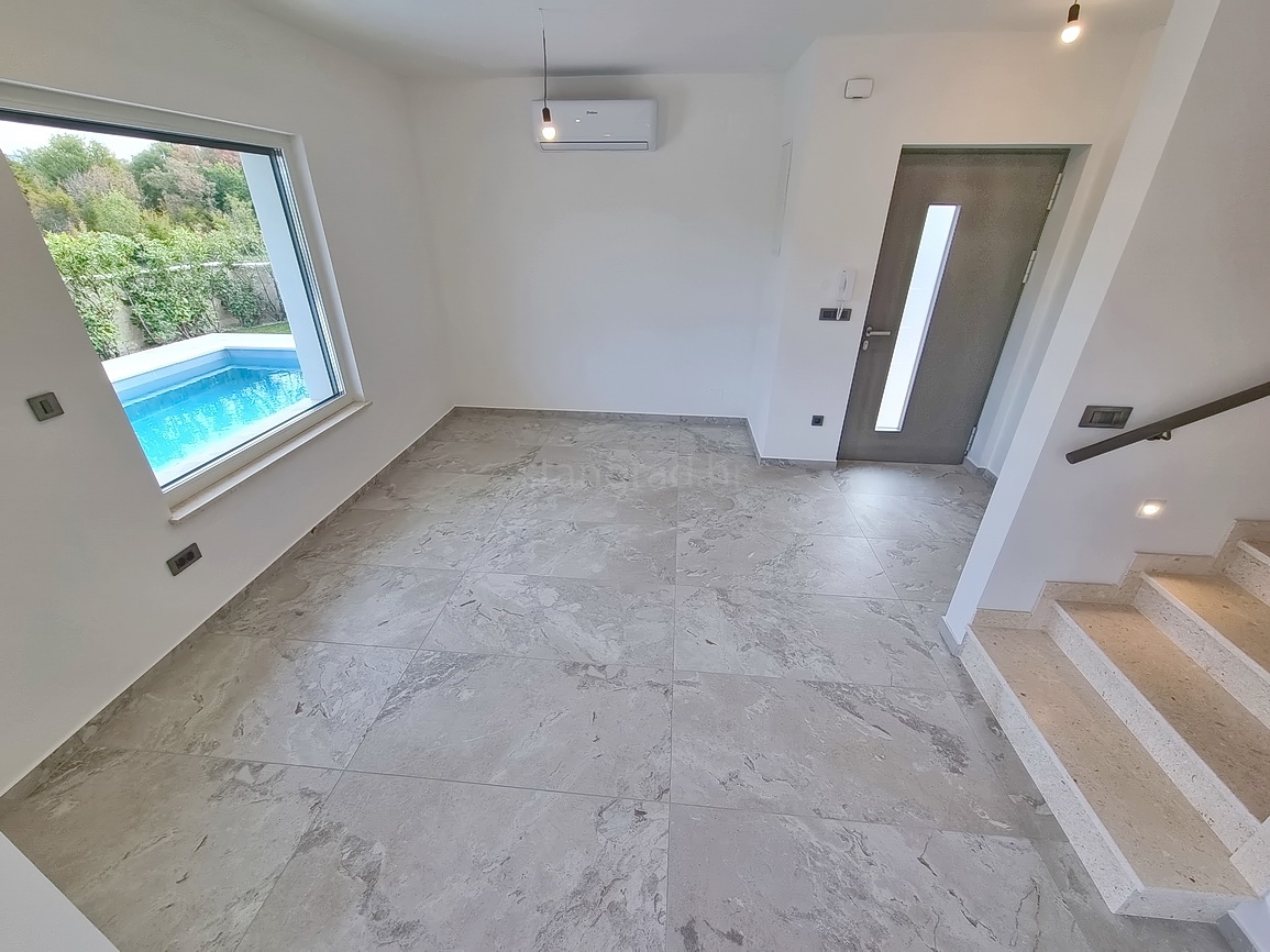 Zona Malinska, casa bifamiliare di nuova costruzione con piscina e giardino!