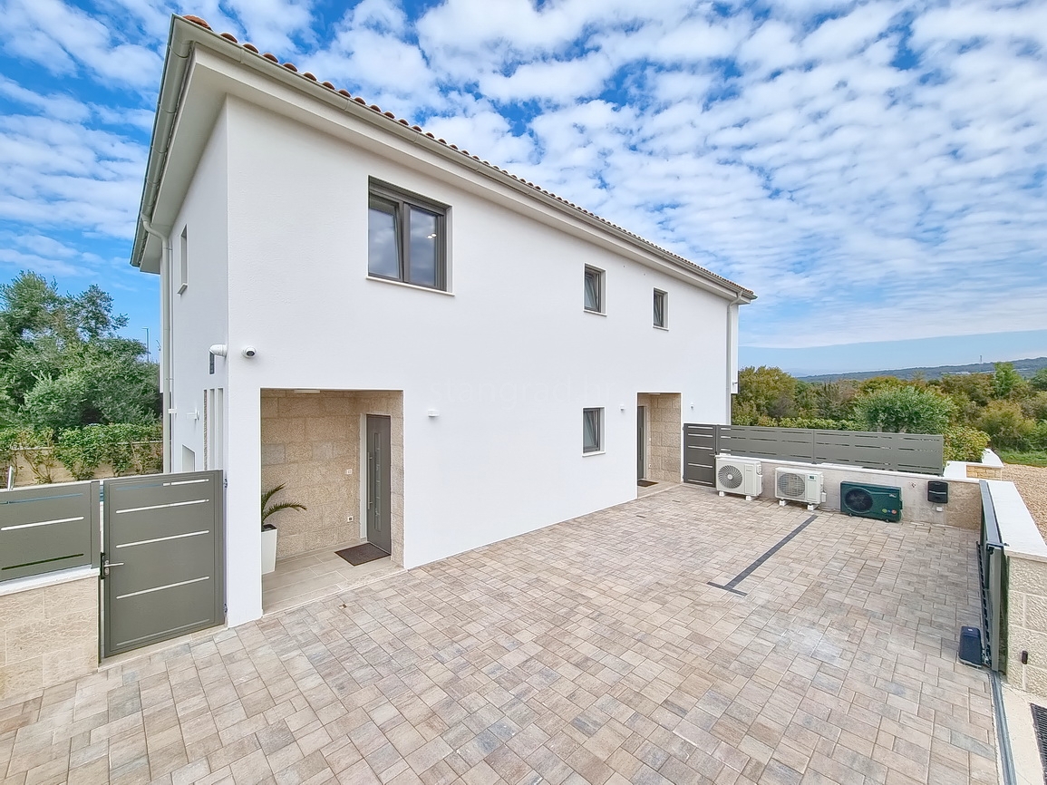 Zona Malinska, casa bifamiliare di nuova costruzione con piscina e giardino!