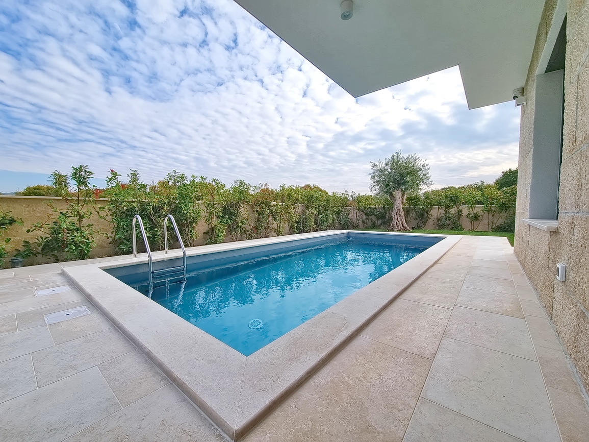 Zona Malinska, casa bifamiliare di nuova costruzione con piscina e giardino!