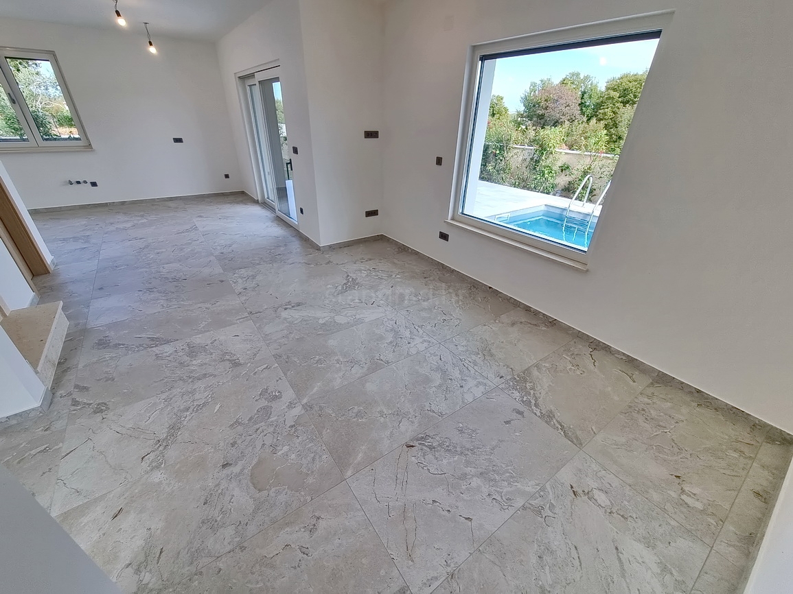 Zona Malinska, casa bifamiliare di nuova costruzione con piscina e giardino!