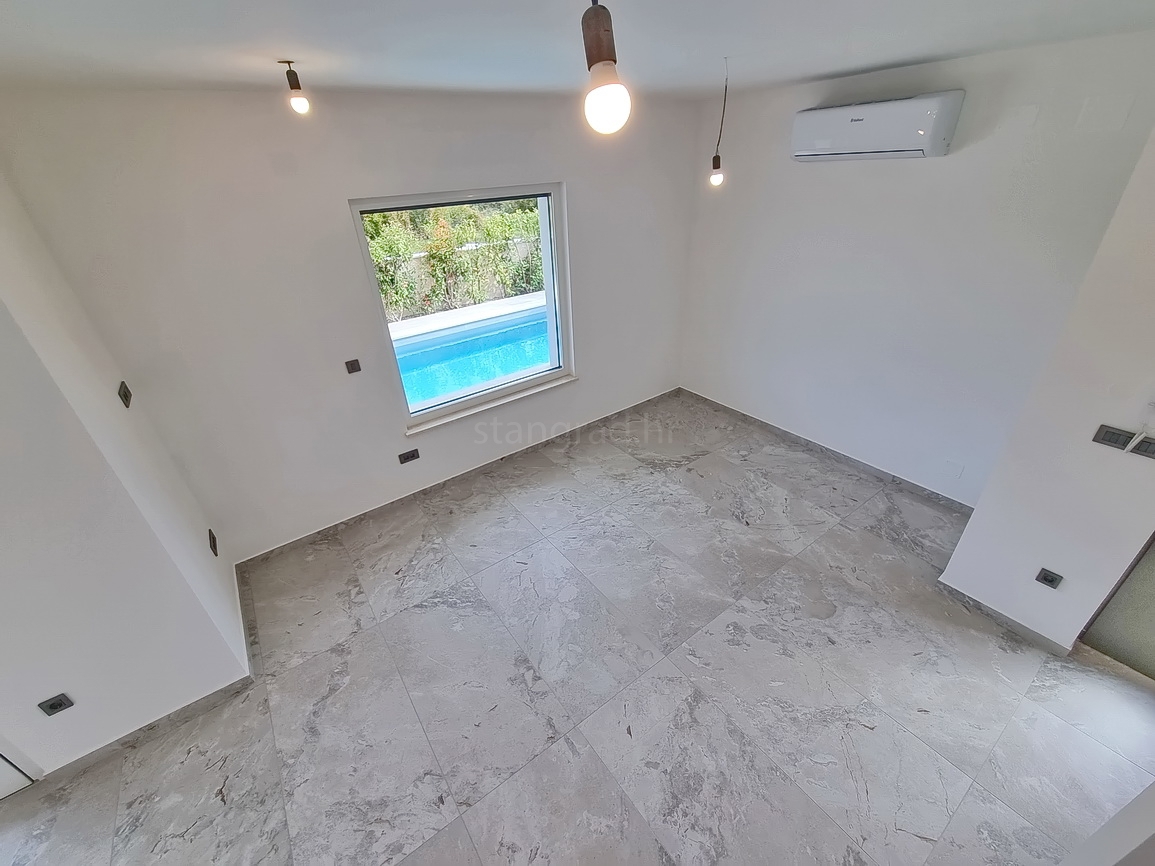 Zona Malinska, casa bifamiliare di nuova costruzione con piscina e giardino!