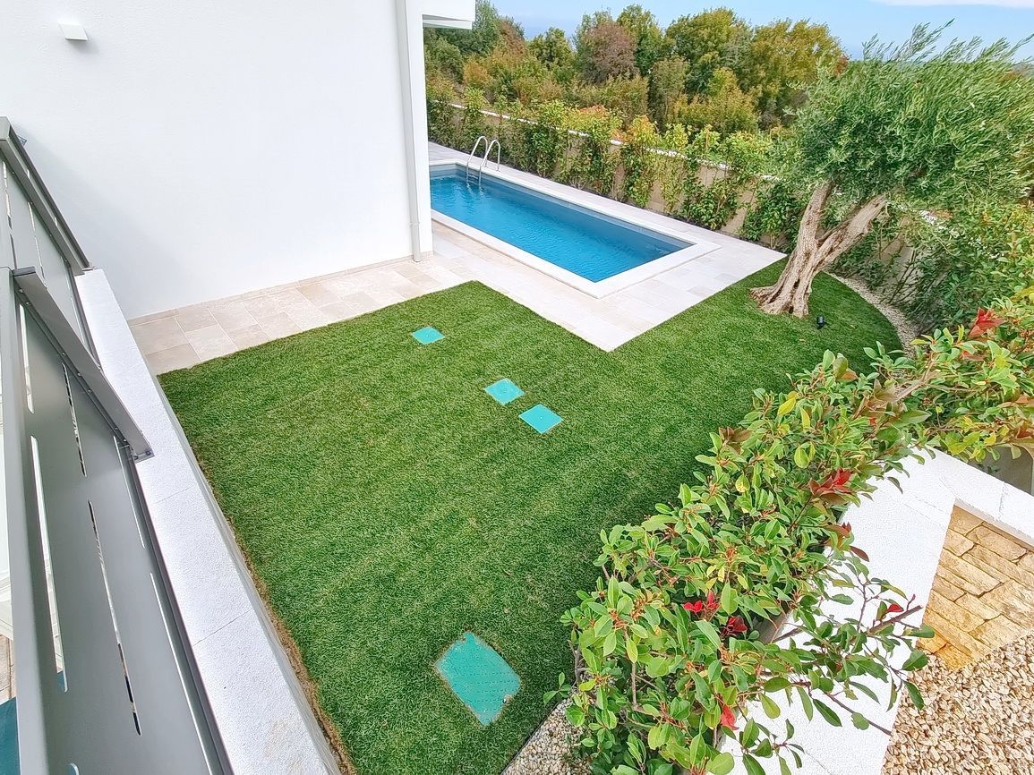 Zona Malinska, casa bifamiliare di nuova costruzione con piscina e giardino!